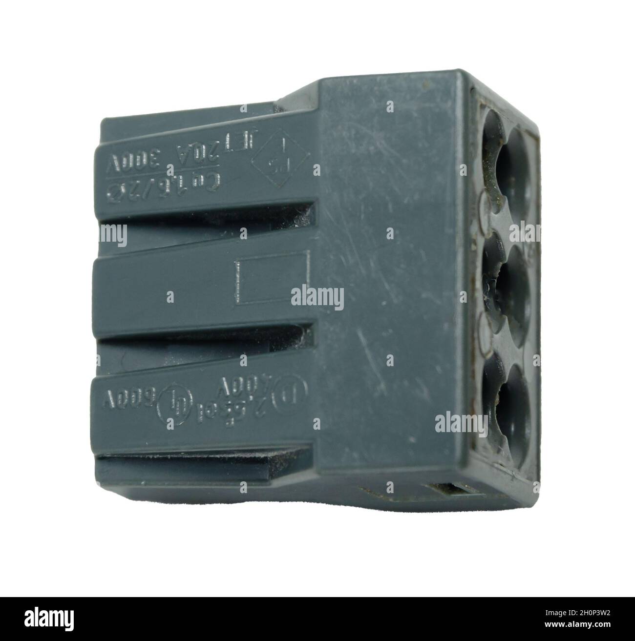 Schwarzer 6-poliger Standardklemmenblock zum Anschluss aller Arten von Drähten auf weißem Hintergrund Stockfoto