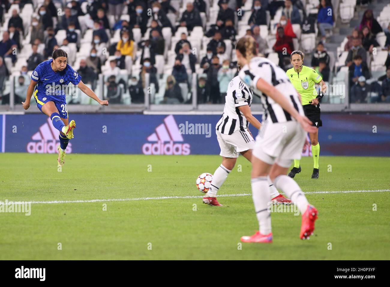 Turin, Italien, 13. Oktober 2021. Samantha Kerr vom FC Chelsea schießt während des UEFA Womens Champions League-Spiels im Juventus Stadium in Turin in Torino auf Torwartsspiel. Bildnachweis sollte lauten: Jonathan Moscrop / Sportimage Kredit: Sportimage/Alamy Live News Stockfoto