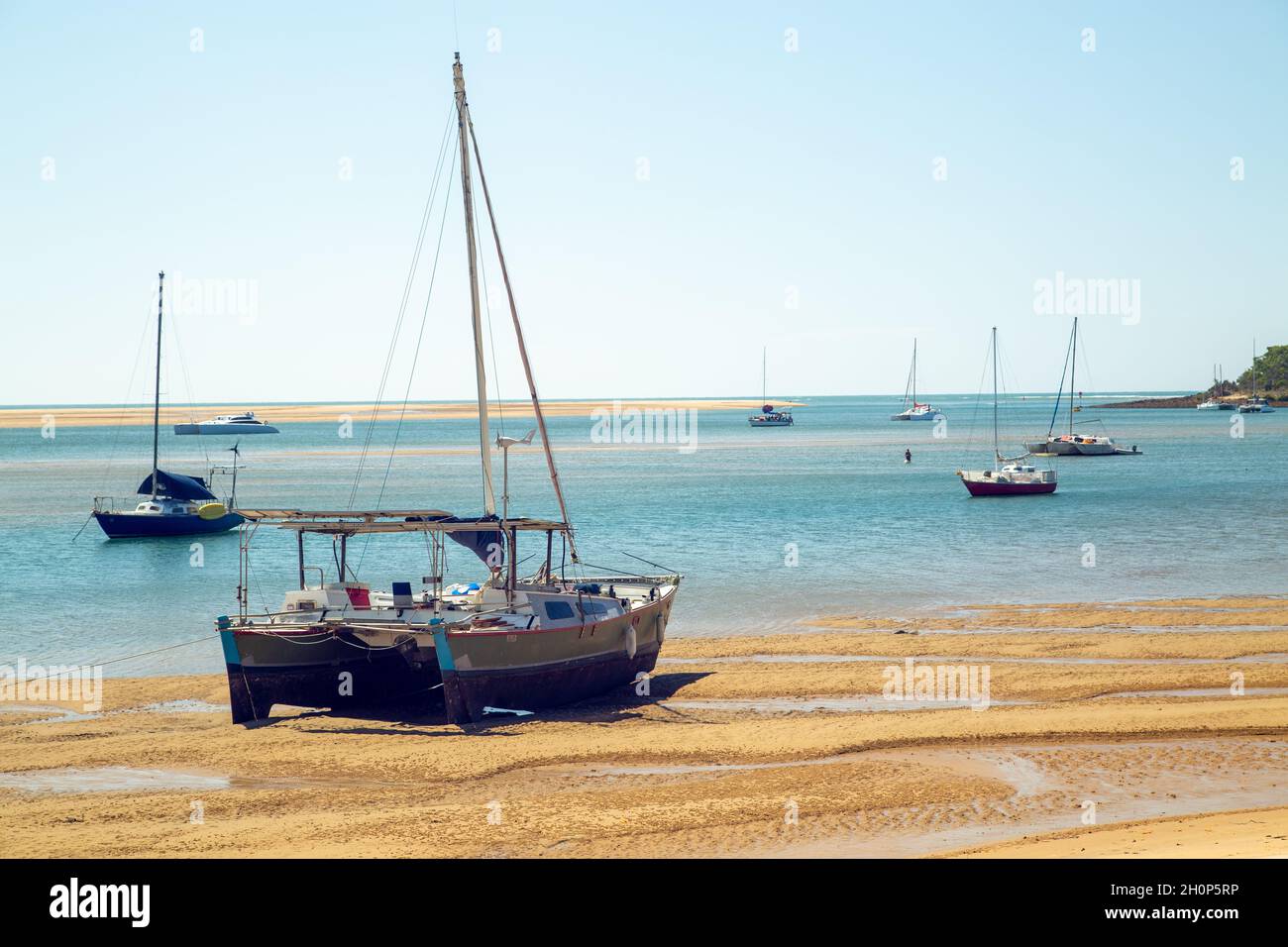 Kreuzungsboote ankerten in einer Gezeitenmündung. Stockfoto