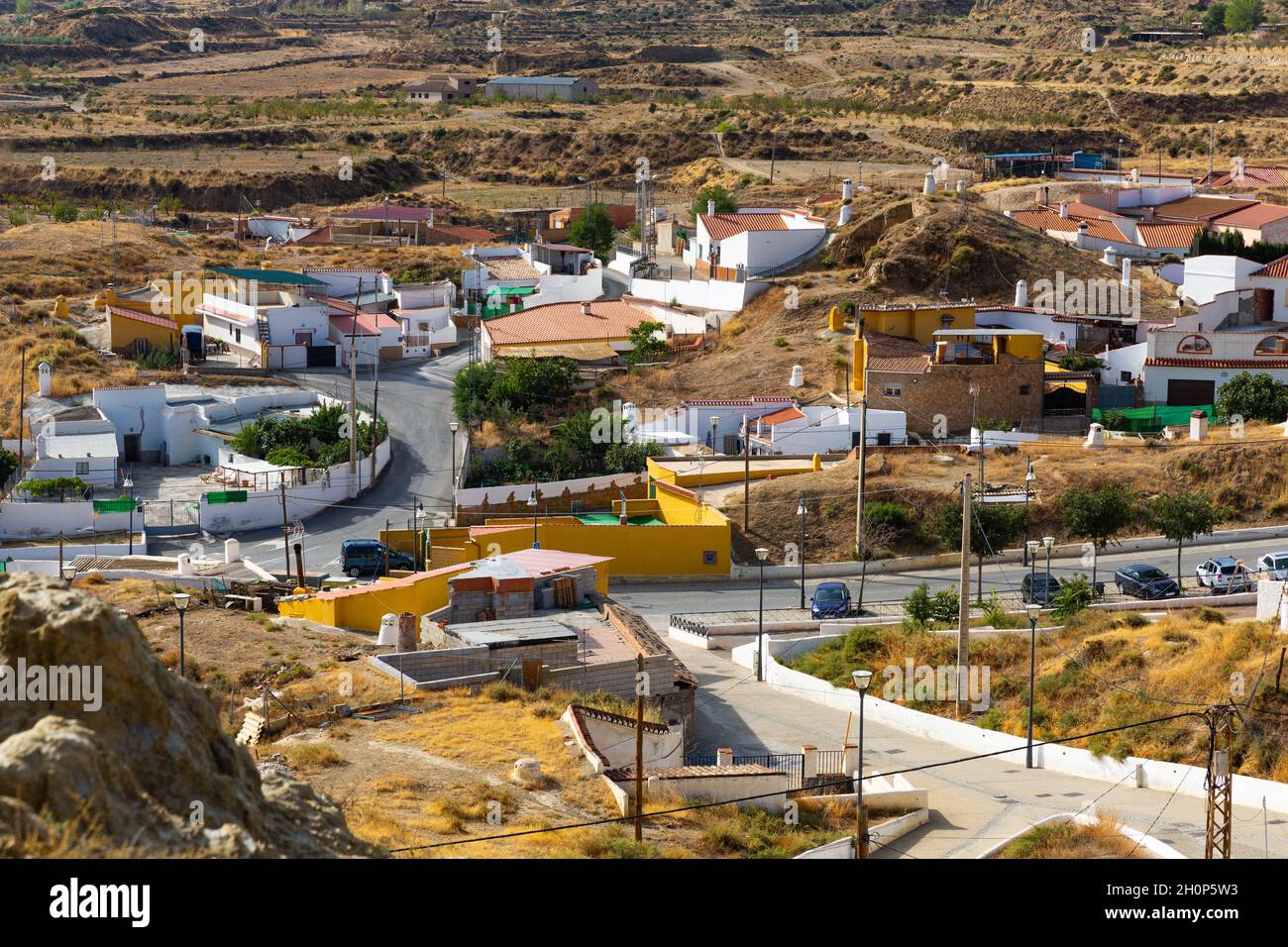 Blick von der Drohne auf das Höhlenhausgebiet von Guadix, Spanien Stockfoto