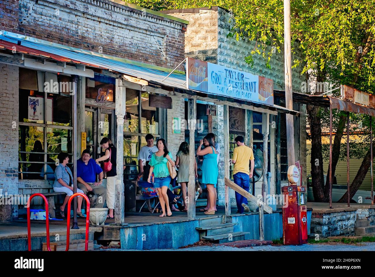 Kunden warten auf einen Tisch im Taylor Grocery, 31. Juli 2011, in Taylor, Mississippi. Taylor Grocery wurde vor mehr als einem Jahrhundert gegründet. Stockfoto
