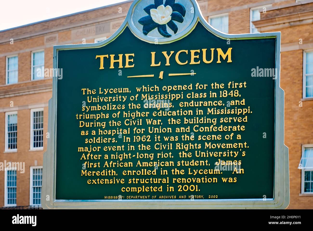 Am 6. August 2011 steht vor dem Lyceum auf dem Campus der University of Mississippi in Oxford, Mississippi, eine historische Markierung. Stockfoto