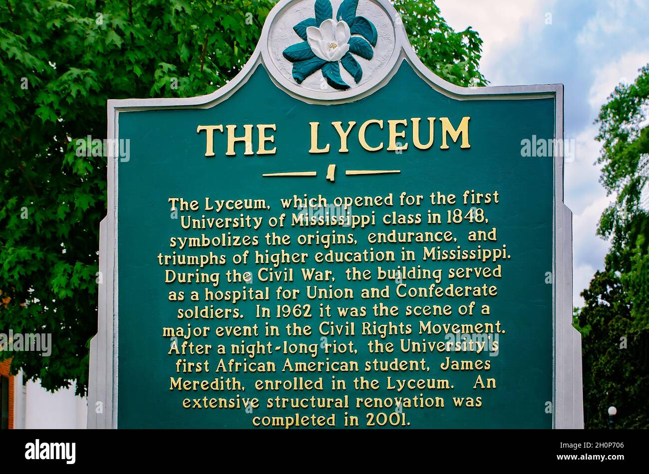 Am 6. August 2011 steht vor dem Lyceum auf dem Campus der University of Mississippi in Oxford, Mississippi, eine historische Markierung. Stockfoto