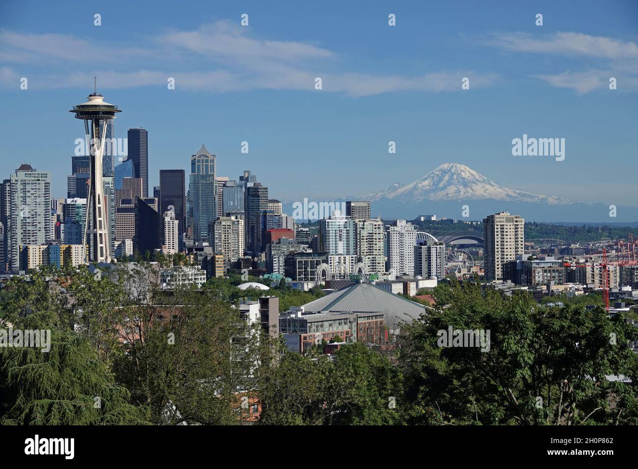 Seattle, WA / USA - 23. Juni 2021: Innenstadtgebäude und Mt. Rainier werden an einem Sommertag in einer weiten Ansicht gezeigt. Stockfoto