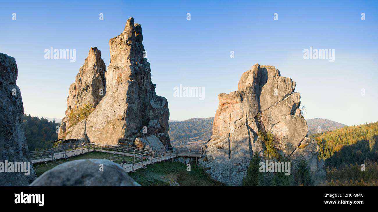 Panoramablick von hohen Felsen in den Karpaten, Festung Tustan. Stockfoto