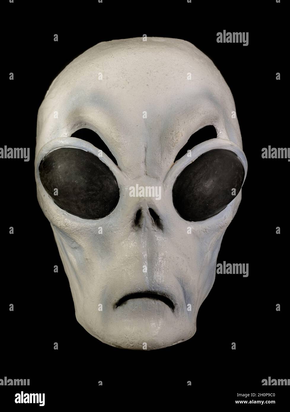 Alien Maske mit prall gefüllten Augen isoliert gegen schwarzen Hintergrund Stockfoto