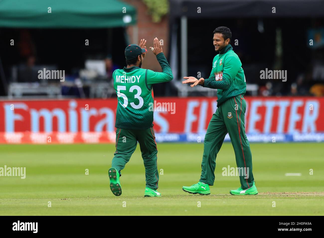 Taunton, Großbritannien. Juni 2019. Bangladesh Cricket-Spieler Shakib Al Hasan (R) Wicket feiert mit Teamkollege Mehidy Miraz (L) während des 23. Spiels, ICC (International Cricket Council) Cricket World Cup zwischen West Indies und Bangladesch in Taunton in England. Bangladesch von 7 Wickets gewonnen (Bildquelle: © MD Manik/SOPA Images via ZUMA Press Wire) Stockfoto