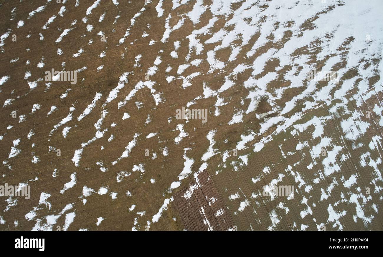 Muster aus braunem Boden mit Eisantenne über der Drohne, Draufsicht Stockfoto
