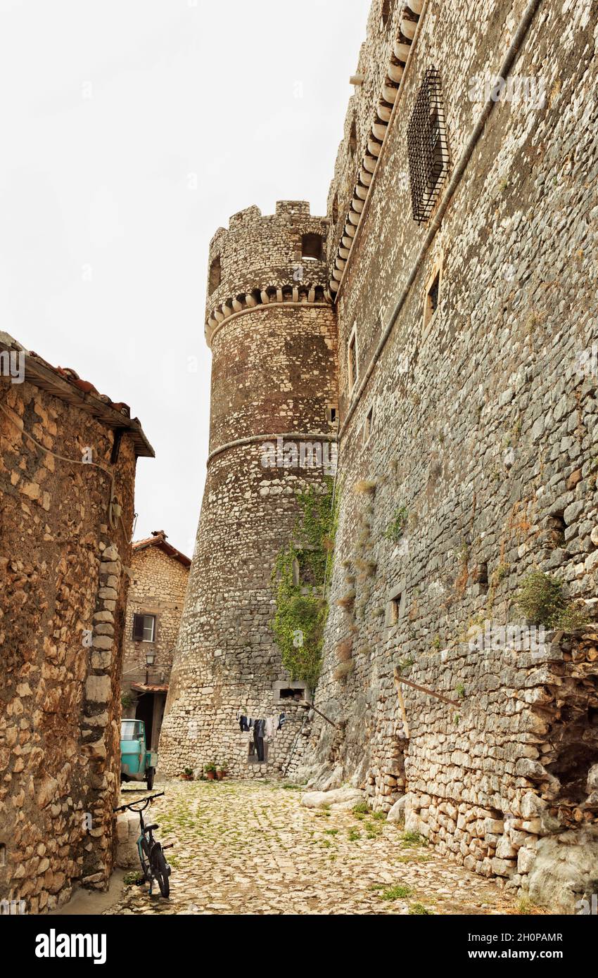 Sermoneta , Italien , 12. September 2021, Caetani Burg im mittelalterlichen Dorf Sermoneta , Steinmauern und Wehrturm Stockfoto