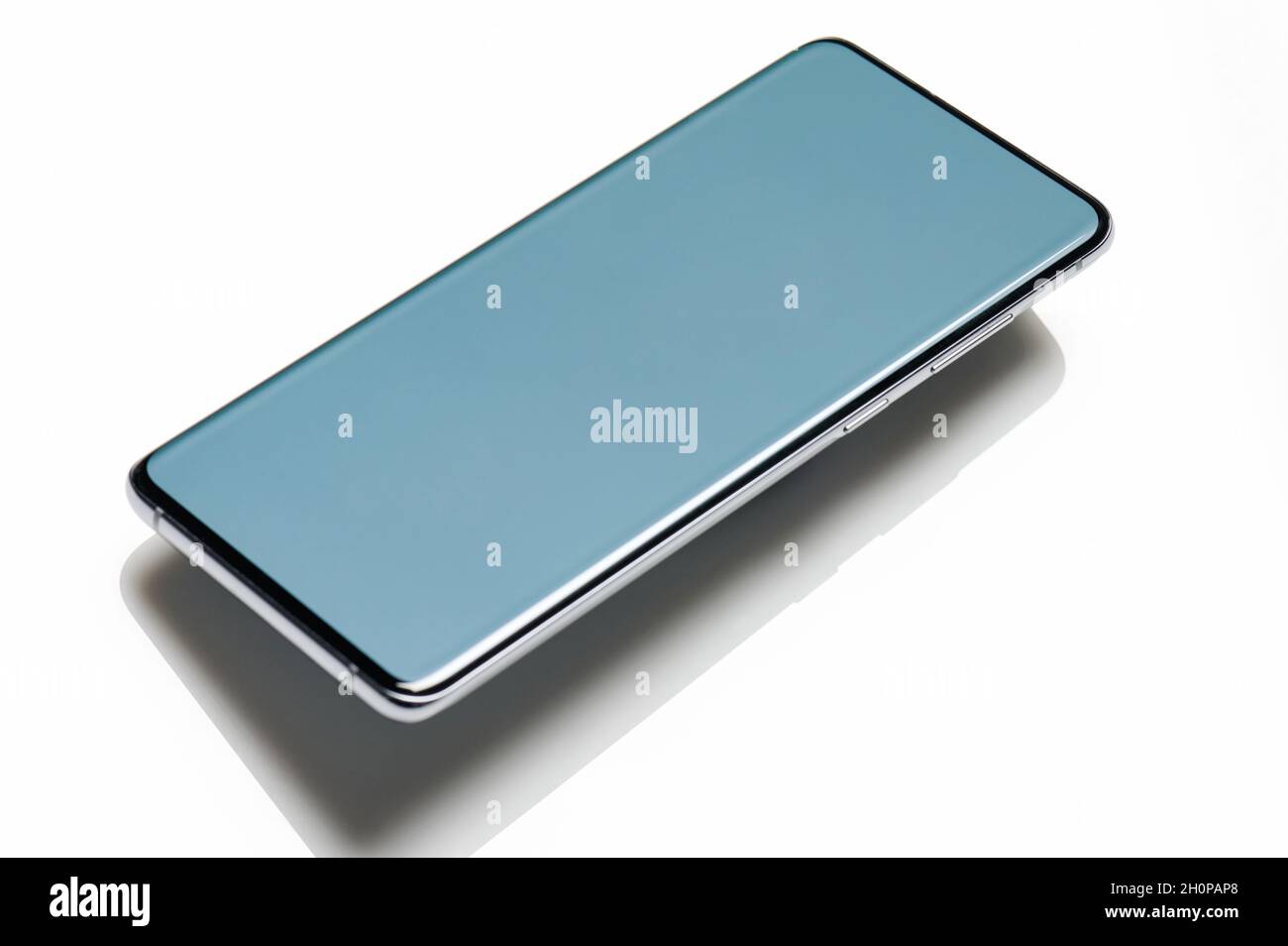 Modernes Smartphone fliegen über weißen Hintergrund mit Schatten isoliert Stockfoto