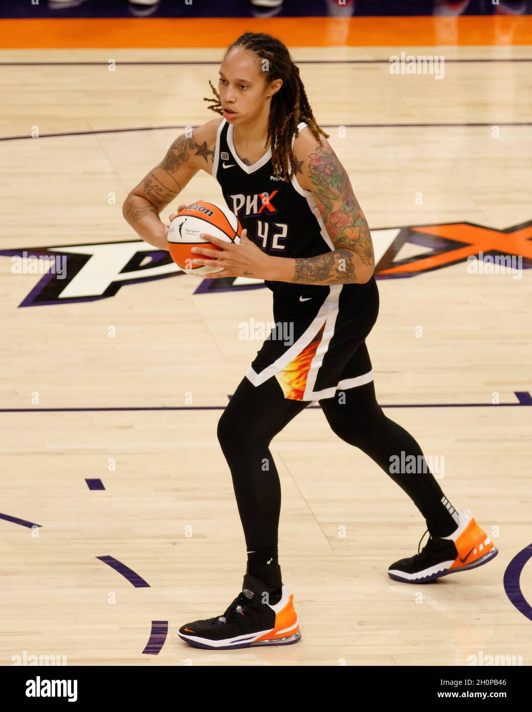 Phoenix, Usa. Oktober 2021. Brittney Griner (42 Phoenix Mercury) hält den  Ball während des Spiels 2 der Finals der Women's National Basketball  Association zwischen Phoenix Mercury und Chicago Sky in der Footprint