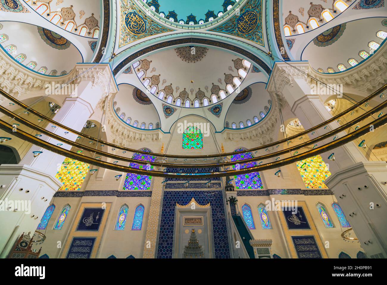 Istanbul Türkei - 9.27.2021: Innenraum der Camlica Moschee in Istanbul. Ramadan, iftar, islamisches Hintergrundbild. Die größte Moschee der Türkei. Stockfoto