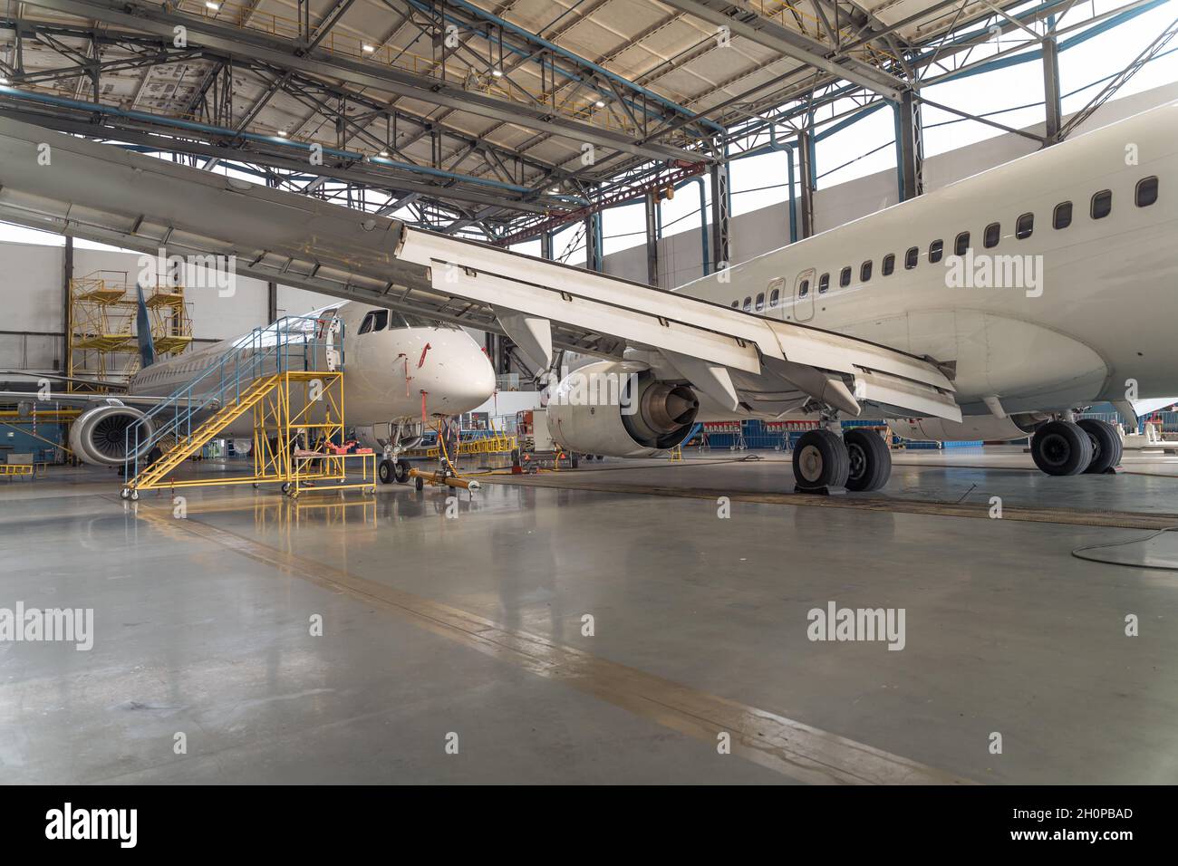 Panoramablick auf die Überholung des Flugzeugmetallhangars. Stockfoto