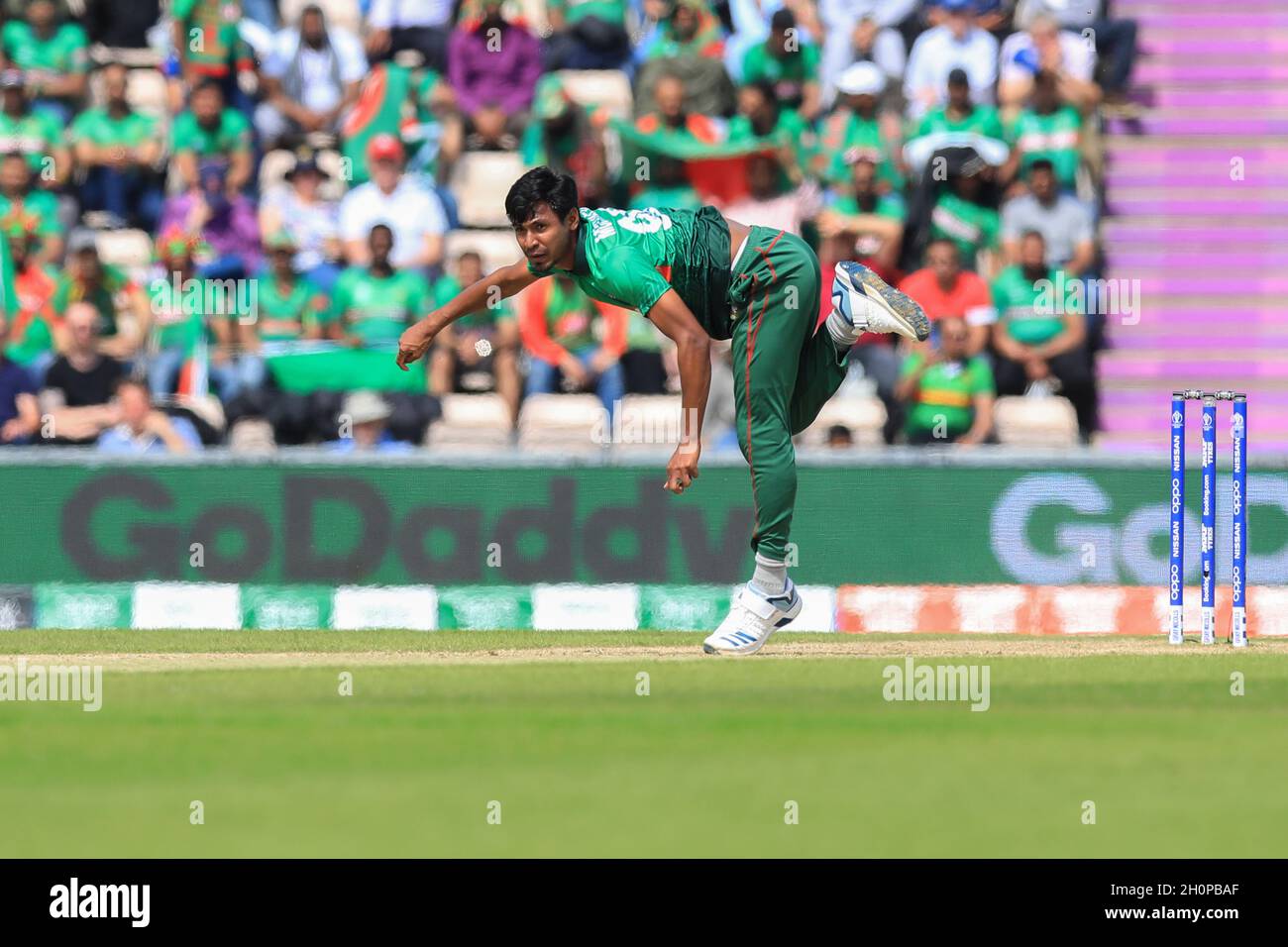 Bangladesh Cricket-Spieler Mustafizur Rahman in Aktion während des 31. Spiels ICC (International Cricket Council) Cricket World Cup 2019 zwischen Bangladesch und Afghanistan in Southampton. (Bangladesch gewann durch 62 Runs) Stockfoto