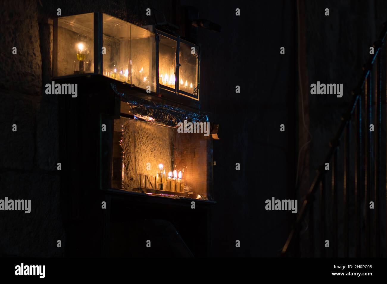 Am Eingang zu einem Gebäude im jüdischen Viertel von Jerusalem werden Chanukka-Kerzen angezündet Stockfoto