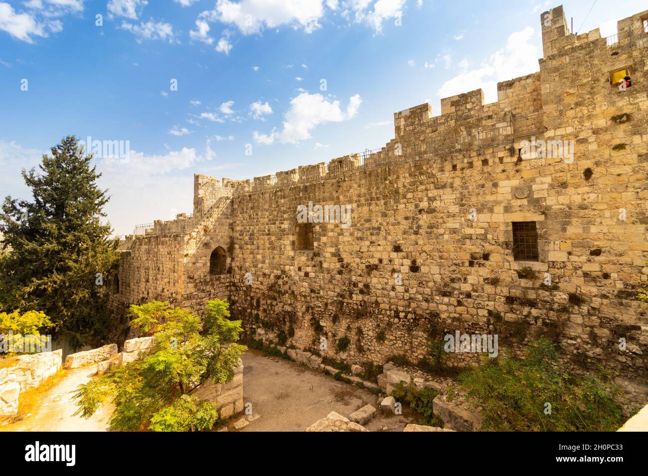 jerusalem-israel. 13-10-2021. Die berühmten und alten Mauern rund um die Altstadt und das jüdische Viertel in Jerusalem, vor einem Hintergrund von blauem Himmel Stockfoto