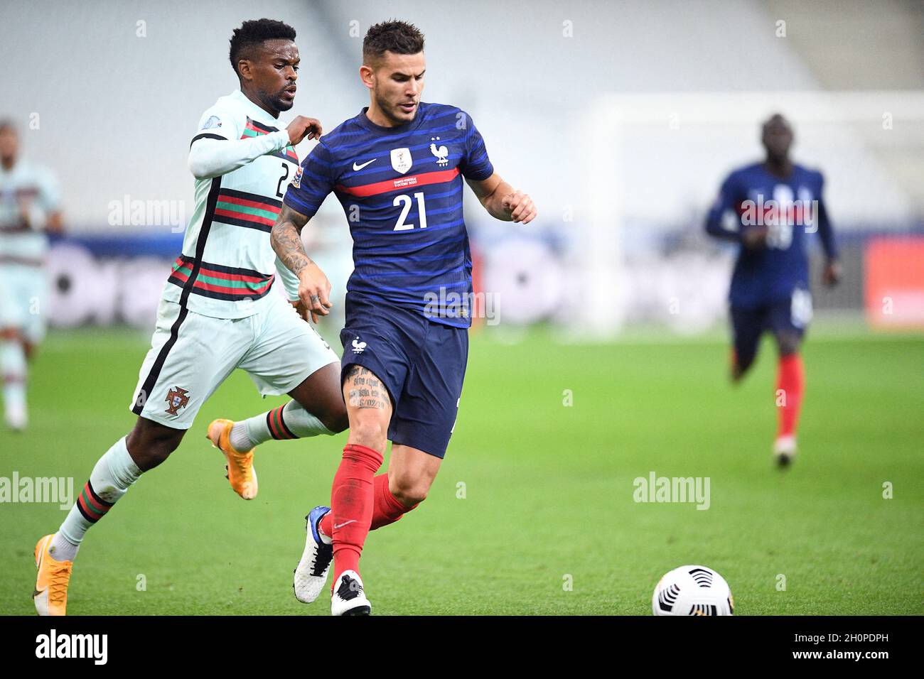 Datei-Foto vom 11. Oktober 2020 von Lucas Hernandez aus Frankreich und Diogo Jota aus Portugal im Einsatz während des UEFA Nations League Gruppenbühnentauches zwischen Frankreich und Portugal im Stade de France in Paris, Frankreich. Der französische Fußballnationalspieler und Verteidiger des FC Bayern München, Lucas Hernandez, wurde von einem spanischen Gericht wegen des Brechens eines Haftbefodens im Jahr 2017 zu einer sechsmonatigen Haftstrafe verurteilt. Hernandez, 25, muss am Dienstag vor Gericht in Madrid erscheinen. Er hat gegen das Urteil Berufung eingelegt. Ihm und seiner Freundin Amelia Ossa Llorente wurden nach einem heftigen Streit Einhaltebefehlen auferlegt. Pho Stockfoto