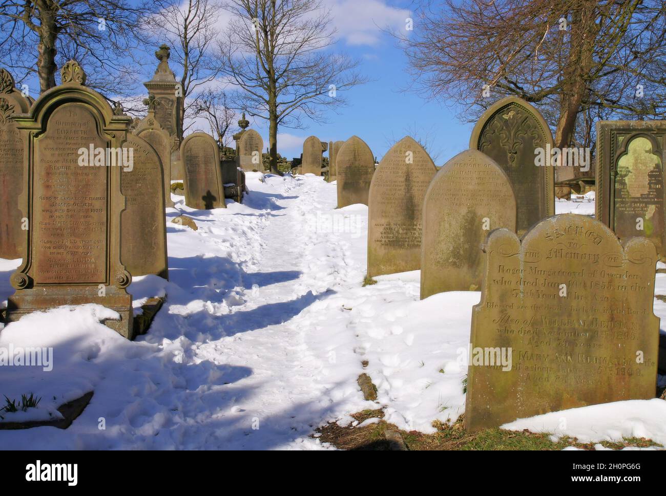 Schnee auf dem Friedhof der St. Michael and All Angels’ Church, wo der Vater der Bronte-Schwestern in Haworth, West Yorkshire, England, Minister war Stockfoto