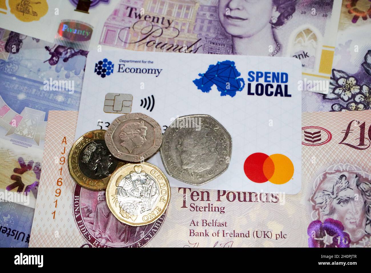 Karten kommen für Northern Irelands spend local High Street Schema. Die nordirische Regierung schickt £100 auf Prepaid-Ausgabenkarten an ever Stockfoto