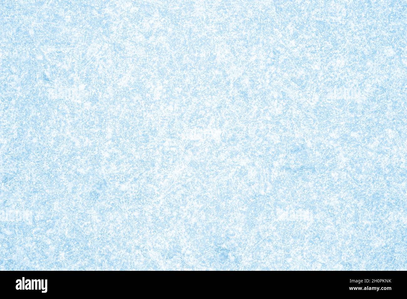 Blaues Eis dicht mit weißem Frost bedeckt. Natürlicher Hintergrund. Stockfoto