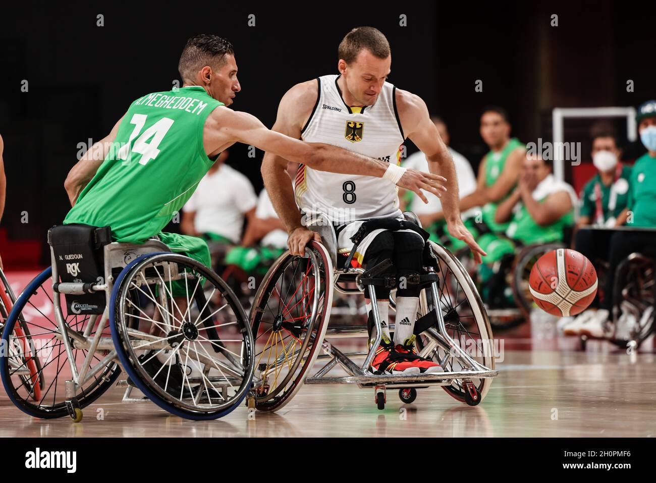 Tokio, Japan, 29. August 2021, Paralympische Spiele 2020 in Tokio, Rollstuhlbasketball für Männer. Deutschland gegen Algerien. BIENEK Andre (8 GER), MEGUEDDEM Abdelkar Stockfoto