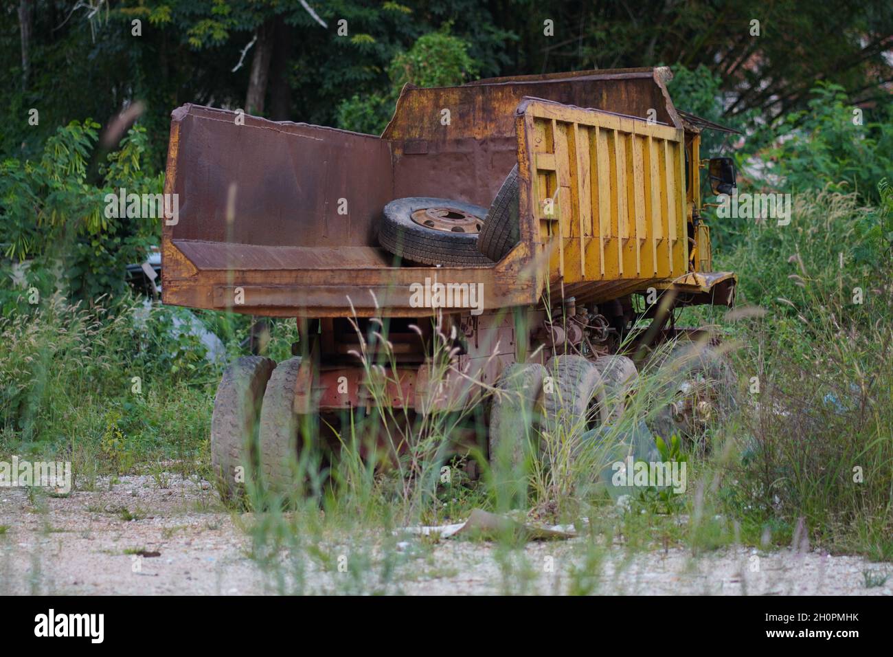 Ein verlassener Lastwagen strandete am Rande des Busches. Lori buruk tersadai. Stockfoto