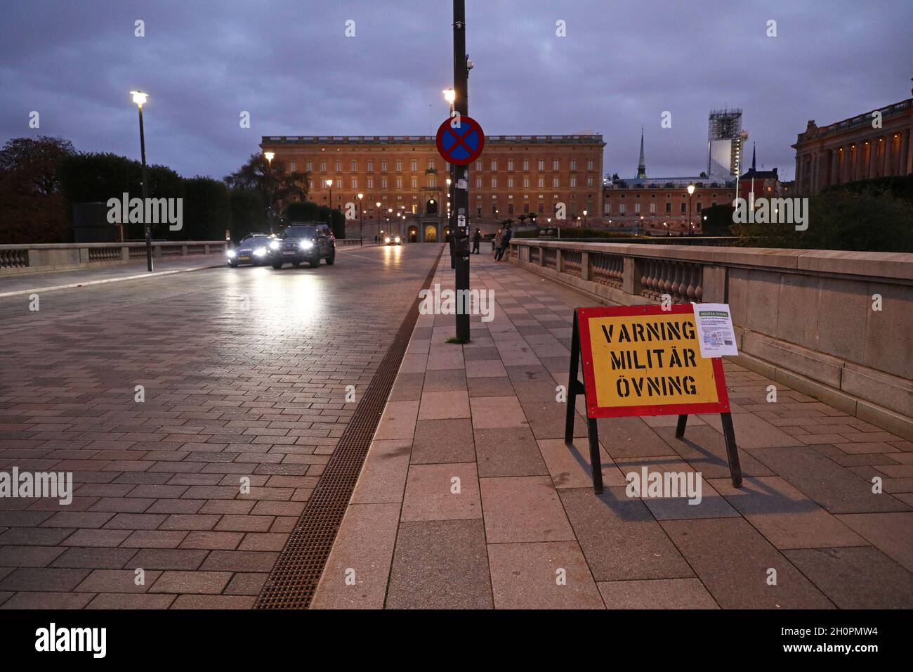 Am Wochenende werden fast 400 Soldaten und Offiziere in Kampfausrüstung im Zentrum Stockholms trainieren. Es ist die Kriegseinheit der Rettungsgarde, die für die Verteidigung Stockholms trainiert. Ziel ist es, die Hauptaufgabe der Einheit in Krisen und Kriegen zu praktizieren: Den Schutz und die Überwachung von sozial wichtigen Einrichtungen im Raum Stockholm. Auf dem Bild: Soldaten vor dem Stockholmer Schloss. Stockfoto