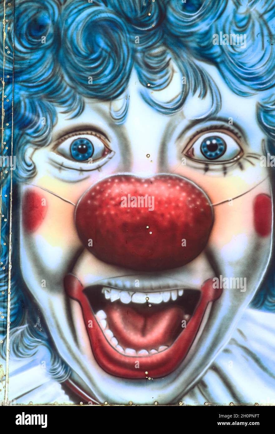 Airbrushed Painting of A Laughing Clown with Blue Hair auf Einer Messe in Großbritannien Stockfoto