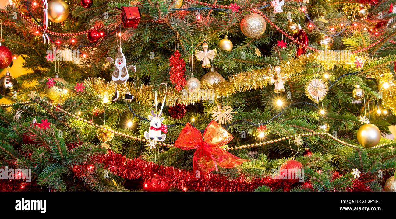 Wunderschöne Weihnachtsbeleuchtung. Weihnachtsbaum Stockfoto