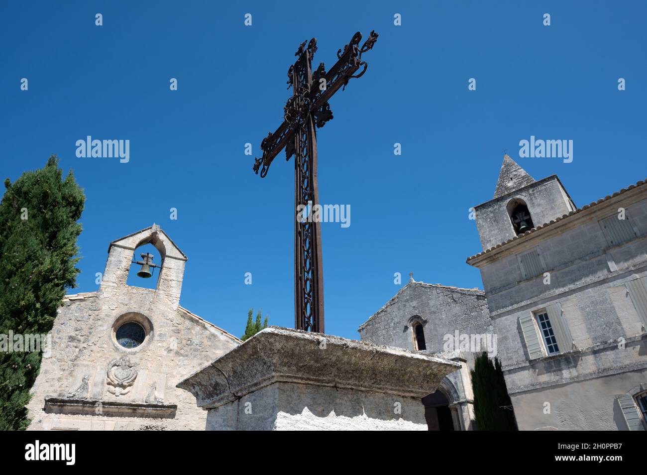 Les Baux de Provence (Südostfrankreich): Kreuz, Kapelle der Weißen Büßer (französische „Chapelle des Büßer Blancs“) und Kirche des heiligen Vinzenz Stockfoto