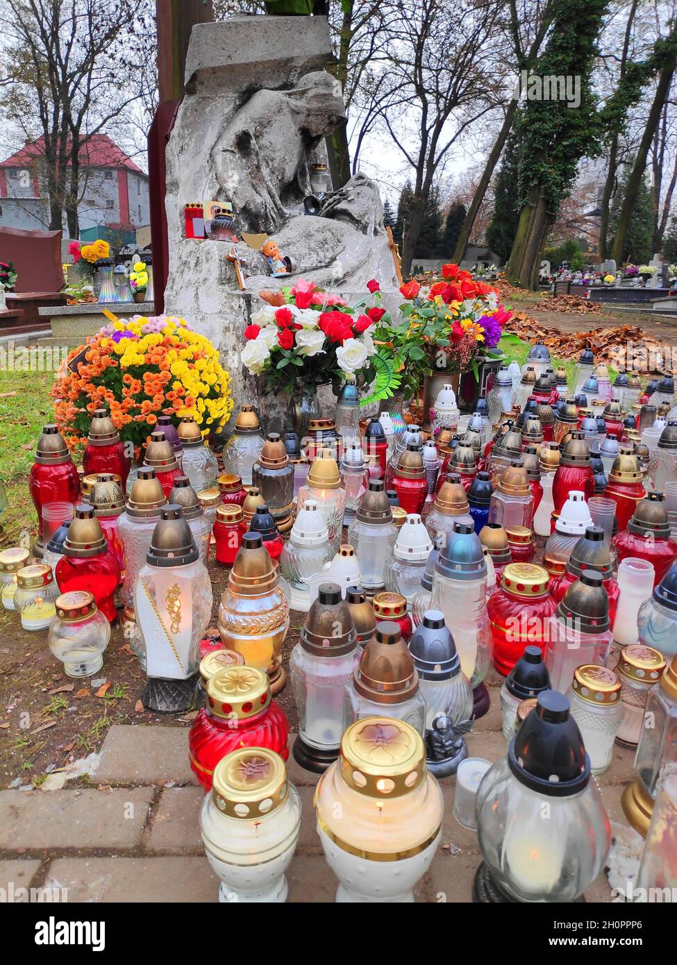Friedhofskerzen (znicz) in Polen. Tradition zum Allerheiligen. Stockfoto