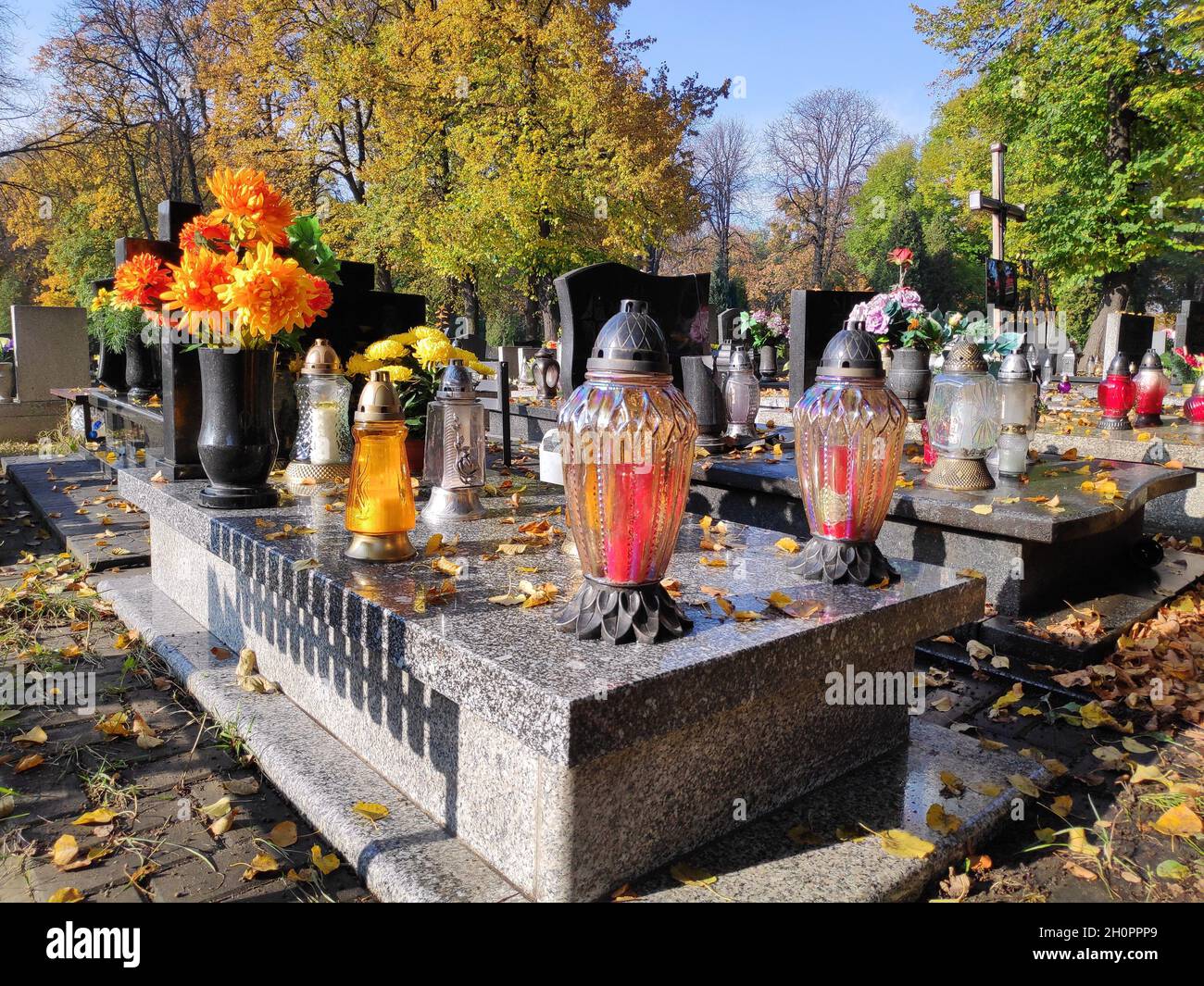 Friedhofskerzen (znicz) in Polen. Tradition zum Allerheiligen. Stockfoto