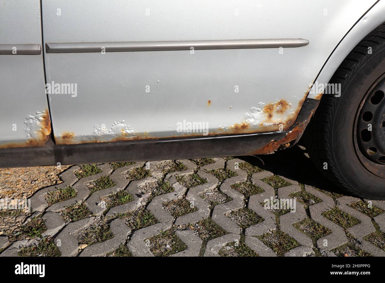 Rostige Türschwelle in einem alten Auto. Wetterschäden im Fahrzeug  Stockfotografie - Alamy