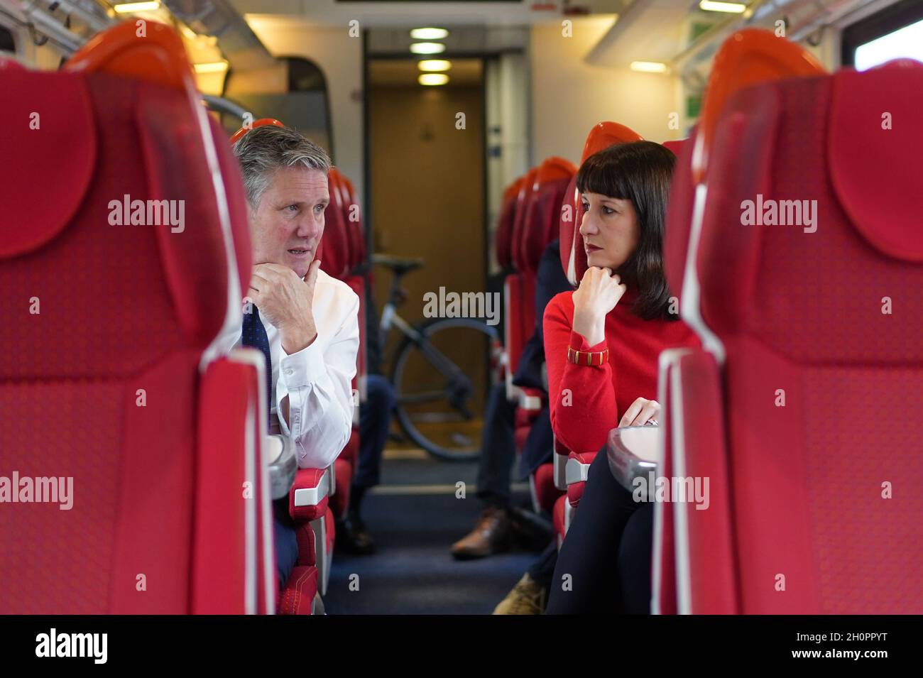 Der Gewerkschaftsführer Sir Keir Starmer spricht mit der Schattenkanzlerin Rachel Reeves, während sie mit dem Zug nach Sheffield reisen, um ein Stahlwerk zu besuchen. Bilddatum: Donnerstag, 14. Oktober 2021. Stockfoto