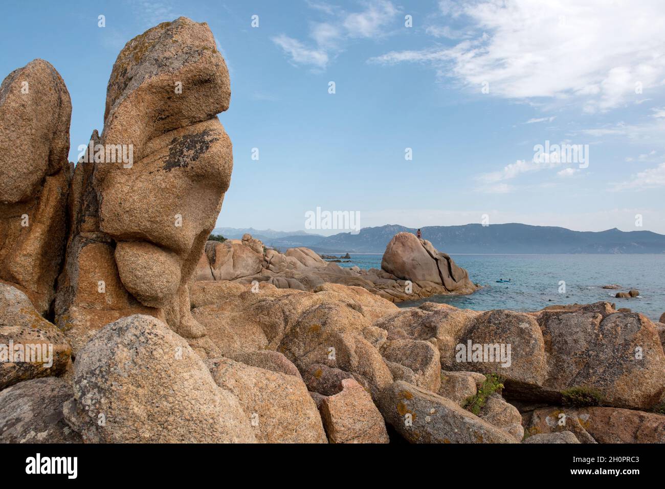 Departement Corse du Sud (Südkorsika), Propriano: Felsen am Meer am Strand von Capu Laurosu Stockfoto