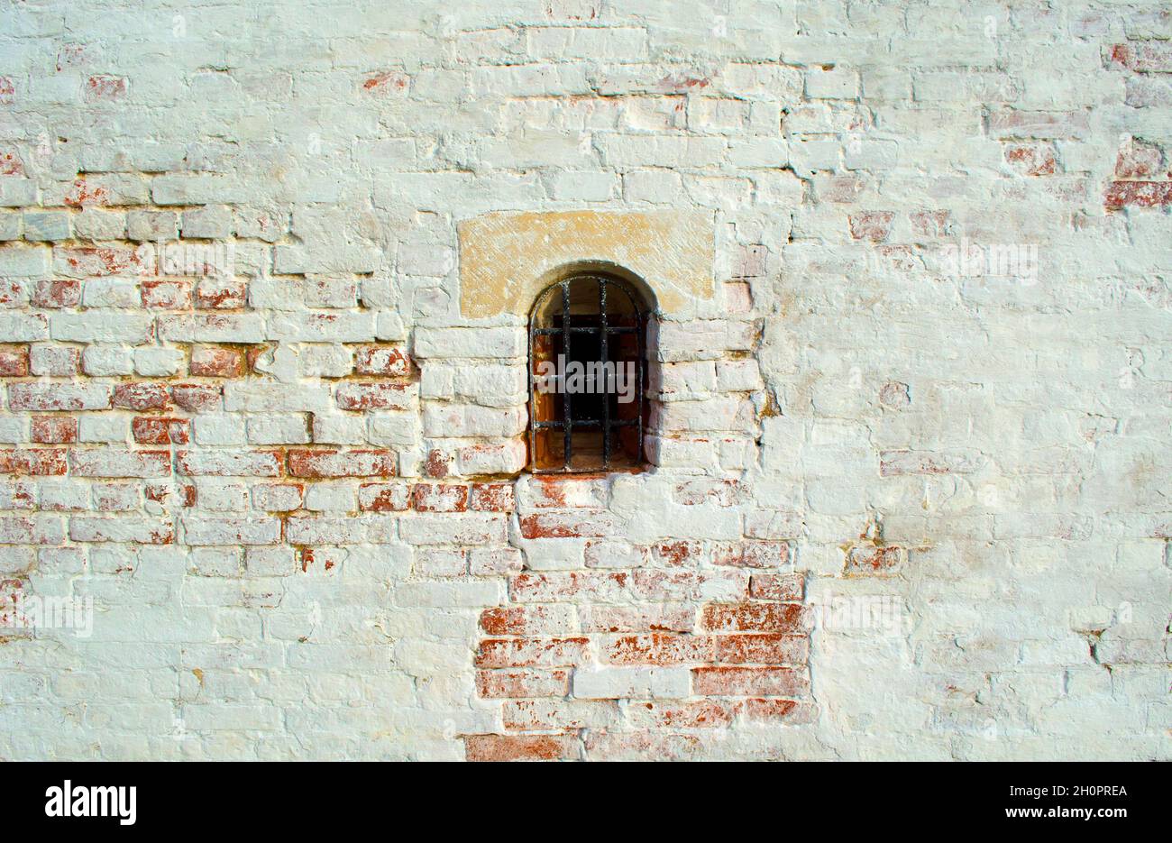 Alte Backsteinmauer mit Fenster. Hintergrundbild Stockfoto