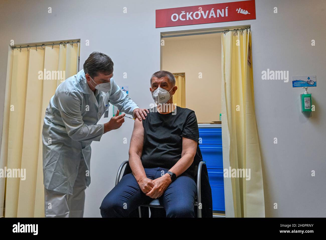 Prag, Tschechische Republik. Oktober 2021. Der tschechische Premierminister Andrej Babis (ANO), rechts, erhält am 14. Oktober 2021 die dritte Dosis des Impfstoffs COVID-19 im Zentralen Militärkrankenhaus in Prag, Tschechische Republik. Quelle: VIT Simanek/CTK Photo/Alamy Live News Stockfoto