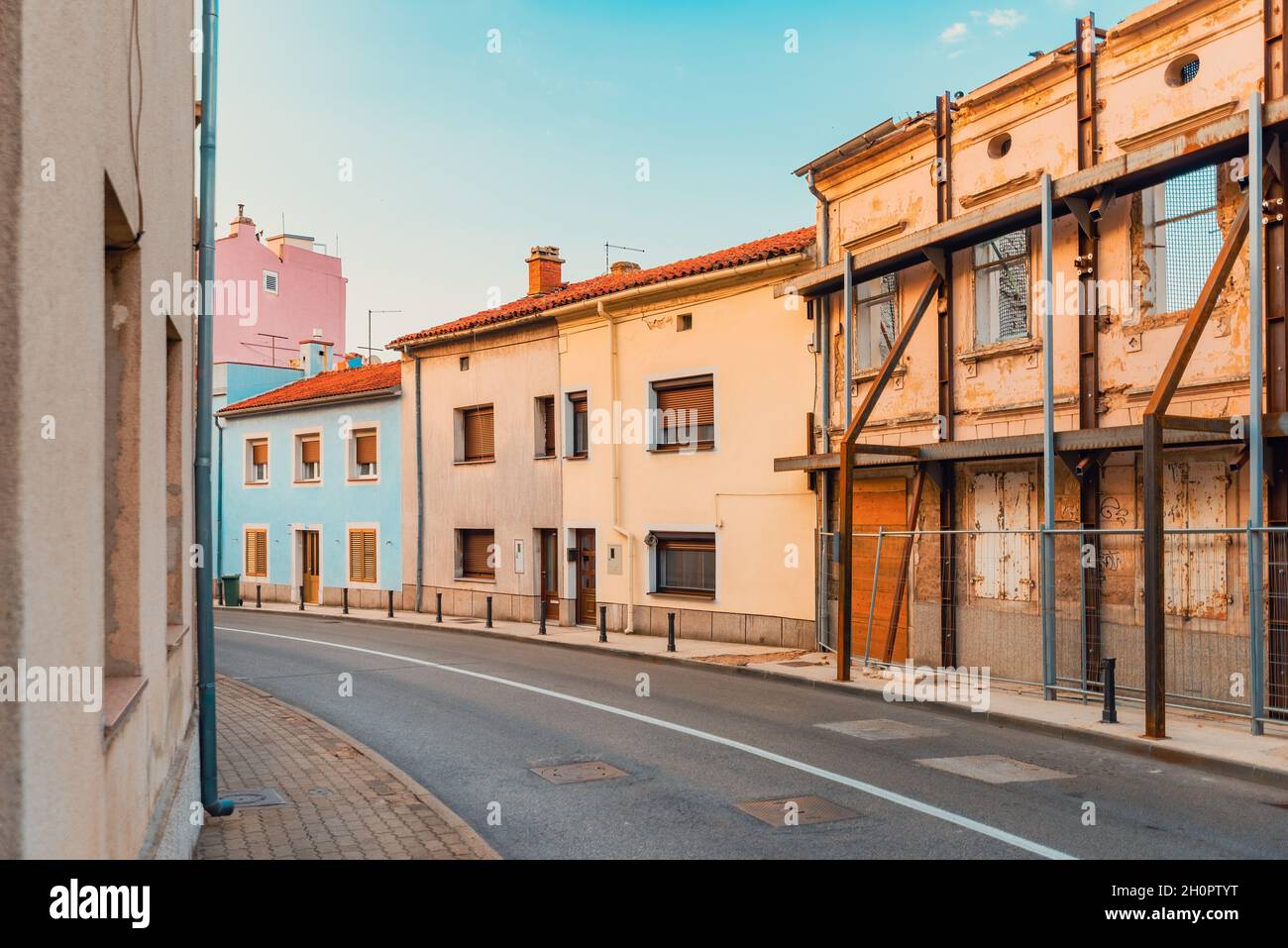 Leere Straße in der kleinen kroatischen Stadt Crikvenica an der Adriaküste, am frühen Sommermorgen Stockfoto