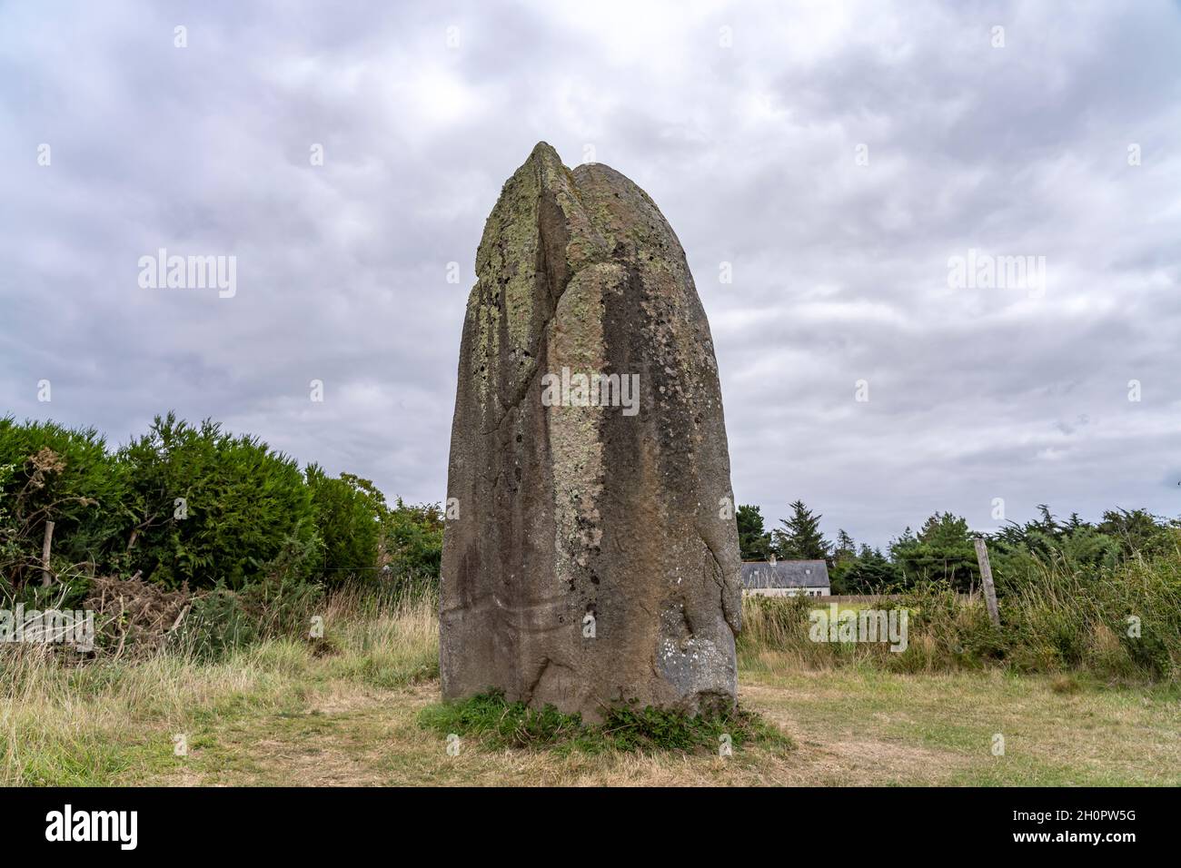 Menhir von Kermaillard bei Sarzeau, Bretagne, Frankreich | Kermaillard Menhir bei Sarzeau, Bretagne, Frankreich Stockfoto
