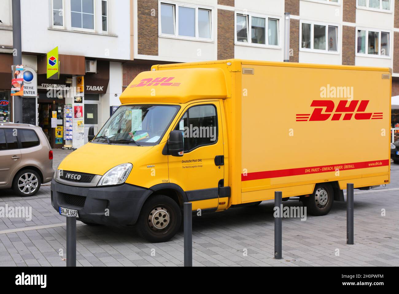 GELSENKIRCHEN, DEUTSCHLAND - 17. SEPTEMBER 2020: DHL Kuriertransporter in Deutschland. DHL ist Teil des Deutschen Post-Postdienstes. Stockfoto
