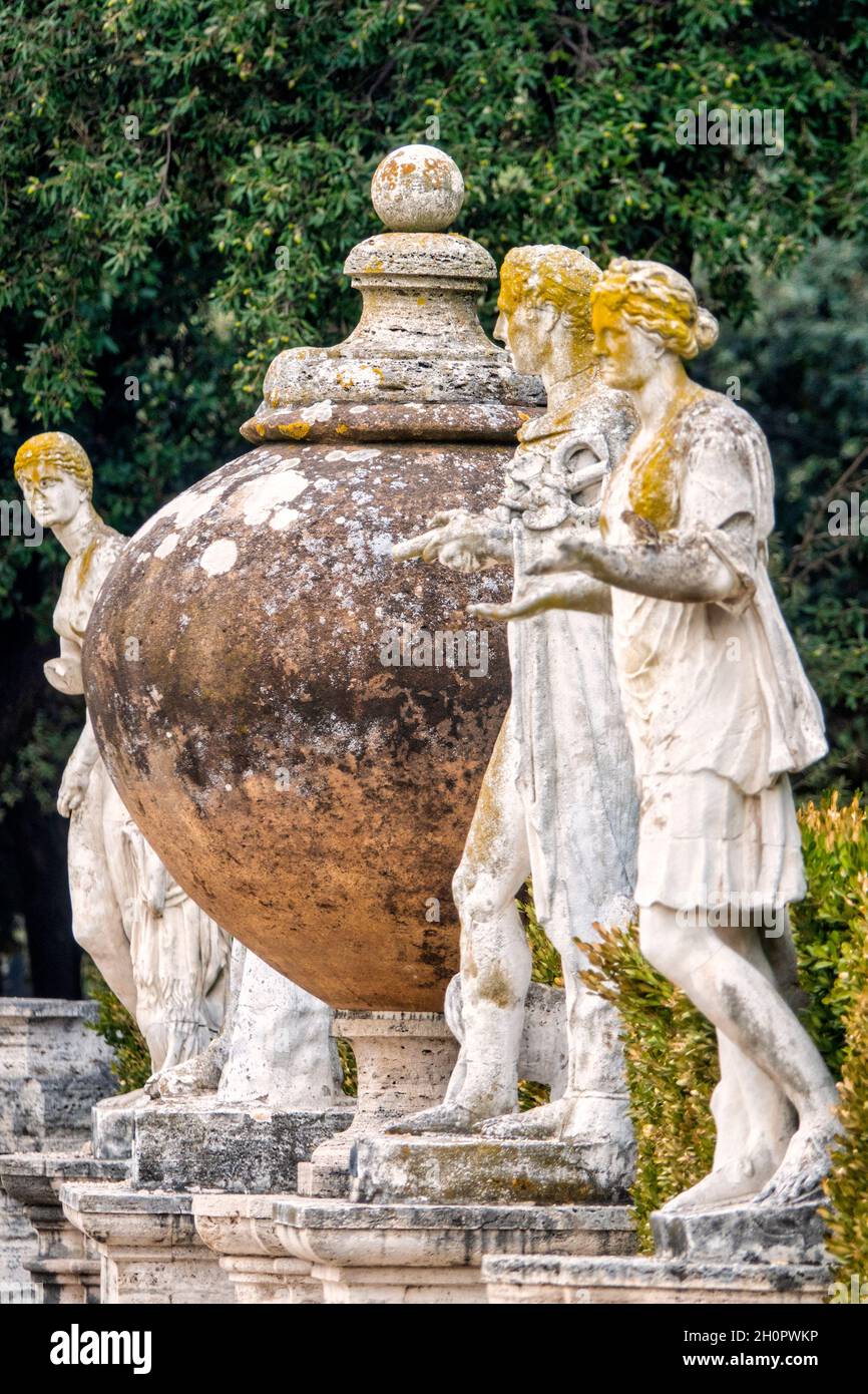 Skulpturen im Garten der Gallerie Borghese, Rom, Italien Stockfoto