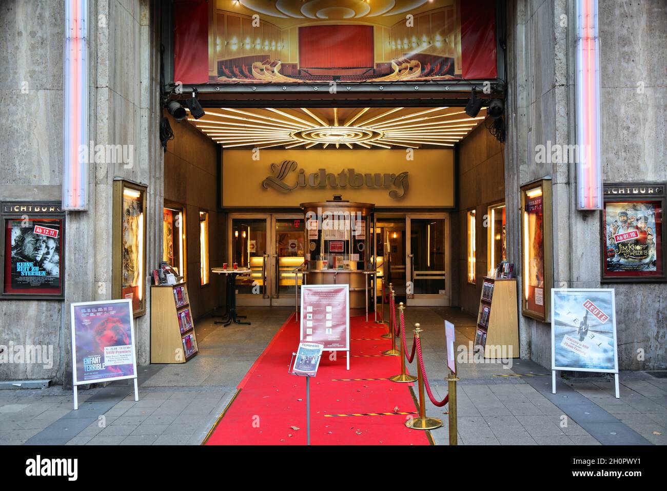 ESSEN, DEUTSCHLAND - 20. SEPTEMBER 2020: Lichtburg Retro-Kino in Essen, Deutschland. Essen ist die neunte größte Stadt Deutschlands. Stockfoto