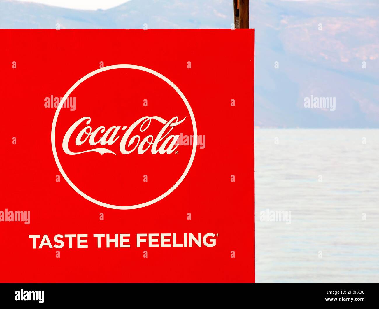 Coca-Cola-Schild. Coca-Cola ist ein kohlensäurehaltiges Erfrischungsgetränk, das von der Coca-Cola Company aus Atlanta, Georgia, hergestellt wird Stockfoto