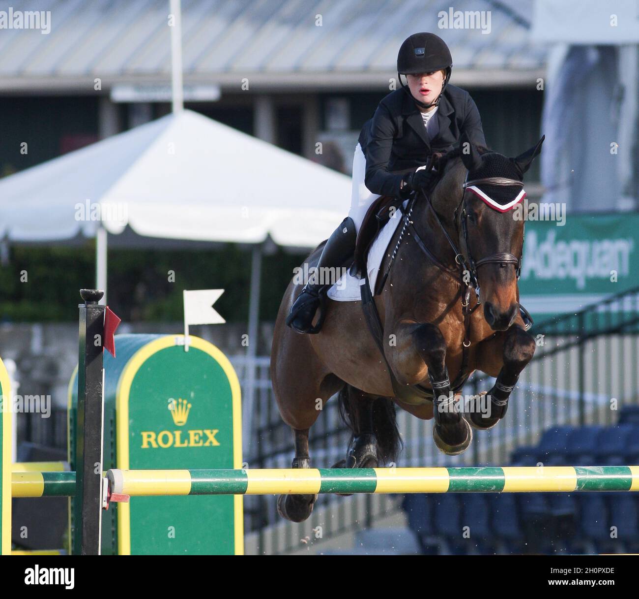 WELLINGTON, FL - MÄRZ 02: Jennifer Gates beteiligt sich an der hohen Junior Jumper Classic durning im Winter Equestrian Festival im Palm Beach International Equestrian Center am 2. März in Wellington, Florida 2014. Menschen: Jennifer Gates Stockfoto