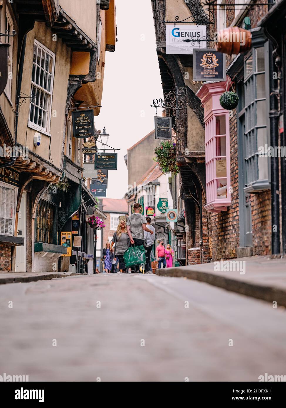York Touristen einkaufen in den Shambles und engen Gassen der Fachwerkarchitektur der mittelalterlichen York City, Yorkshire England UK Stockfoto
