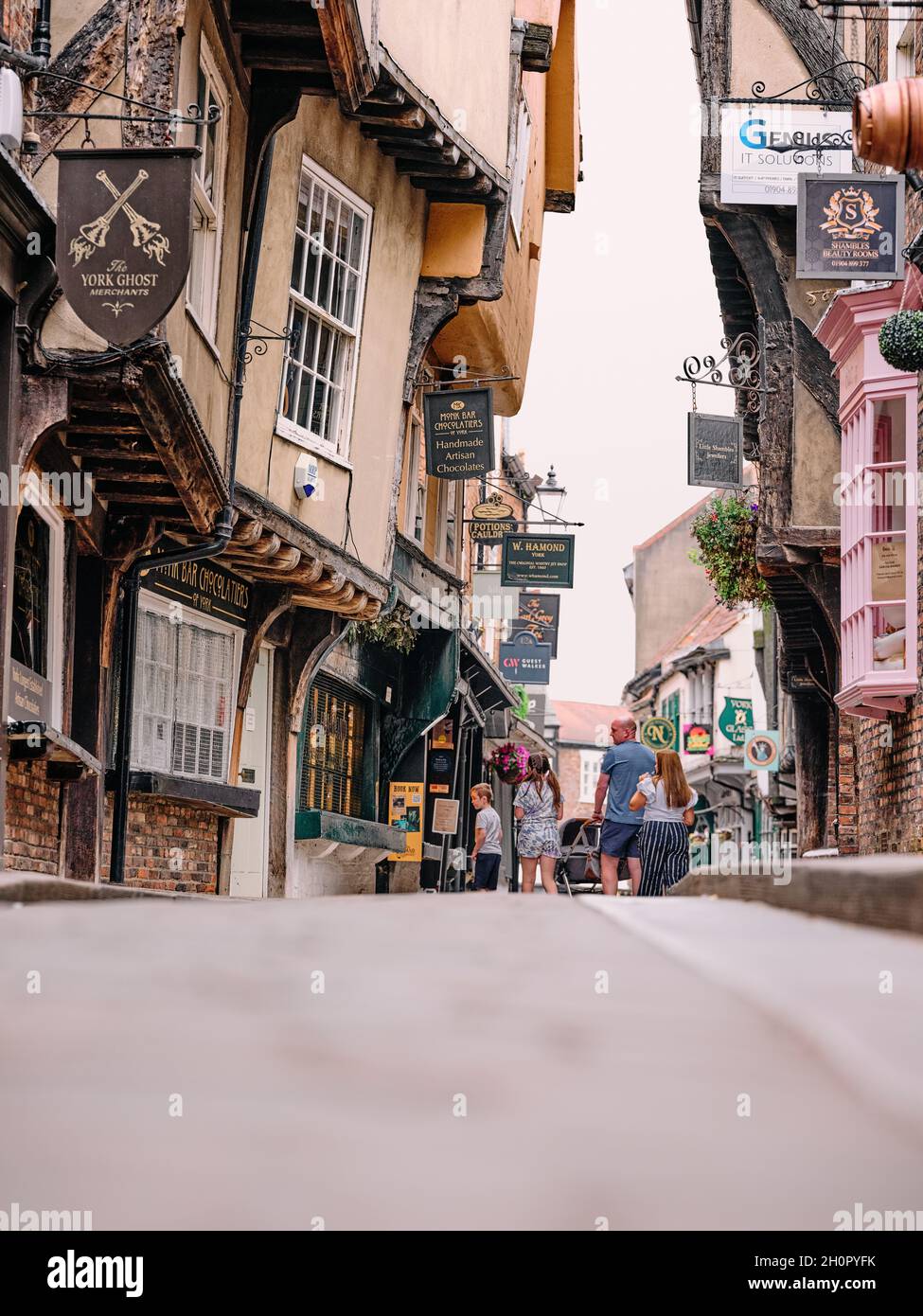 York Touristen einkaufen in den Shambles und engen Gassen der Fachwerkarchitektur der mittelalterlichen York City, Yorkshire England UK Stockfoto