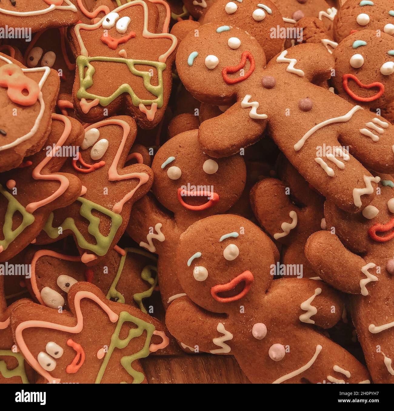 Hintergrund der hausgemachten frisch gebackenen weihnachts-Lebkuchenkekse in Formen von lächelnden Männern und Seesternen Patrick mit farbigen Glasur auf dem Tisch dekoriert Stockfoto