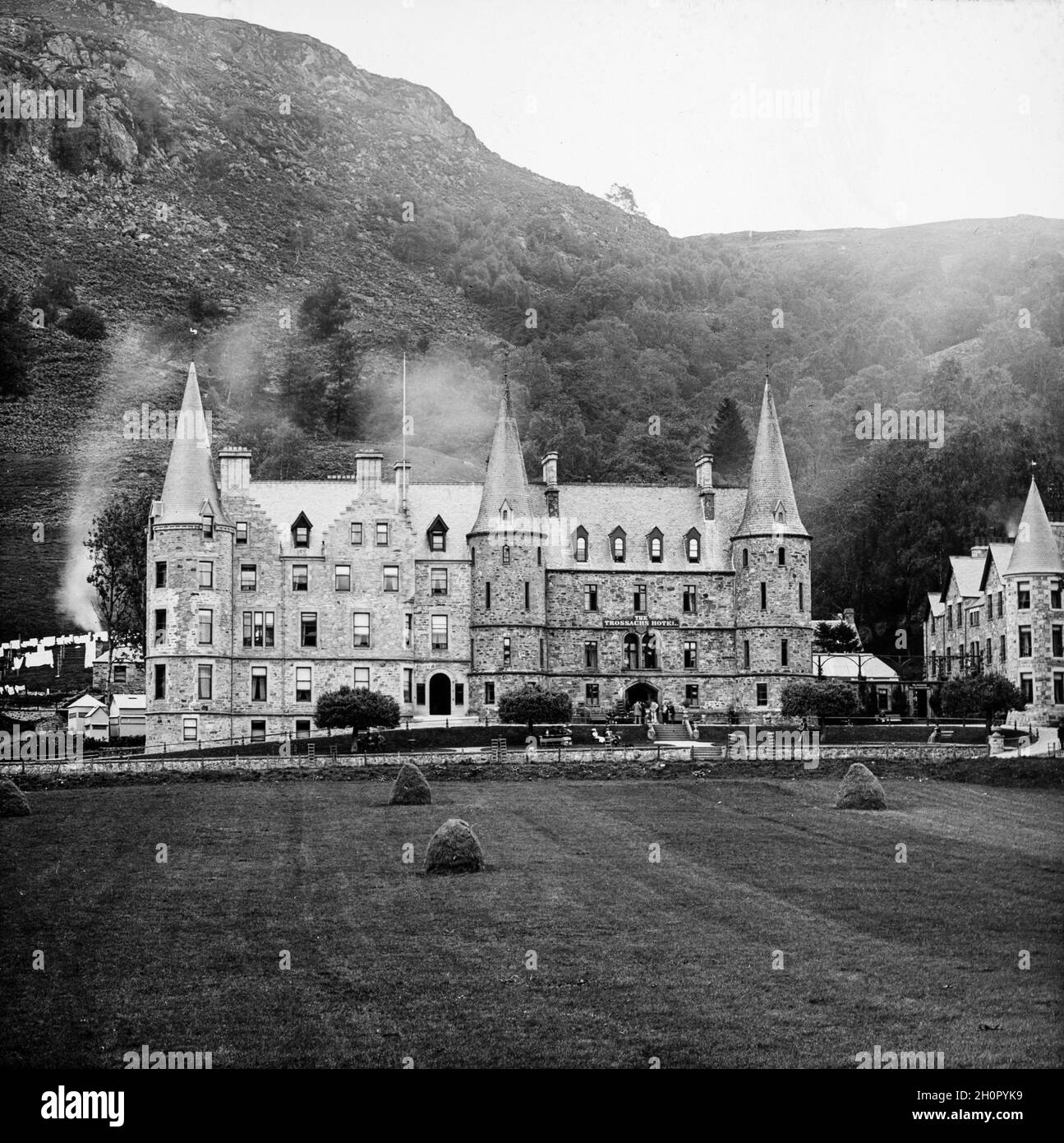 Altes spätviktorianisches Schwarz-Weiß-Foto, das das Trossachs Hotel in Schottland zeigt. Stockfoto