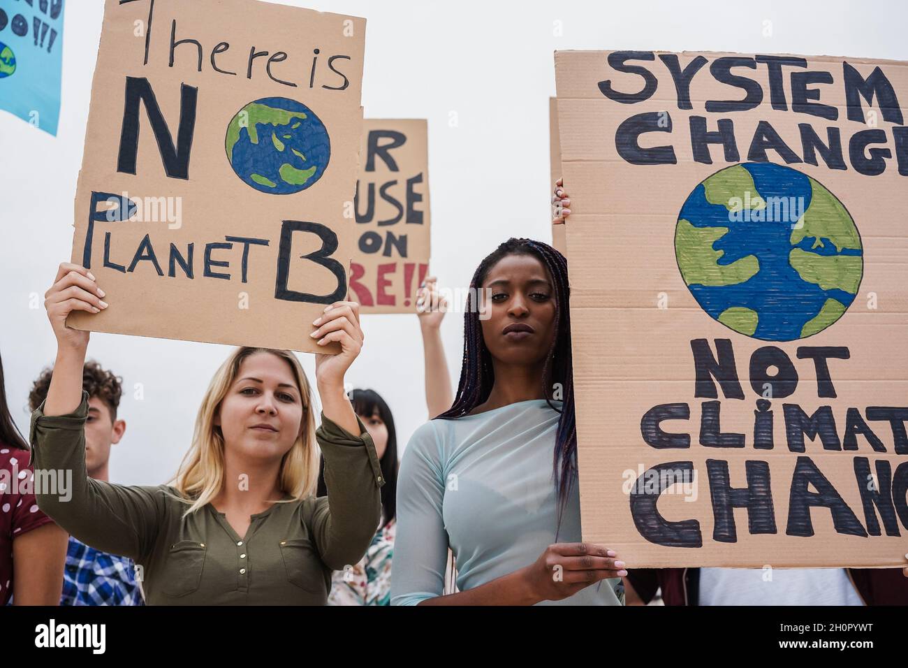 Gruppe von Demonstranten auf der Straße, junge Menschen aus verschiedenen Kulturen und Rennen kämpfen für den Klimawandel - Fokus auf afrikanisches Mädchengesicht Stockfoto