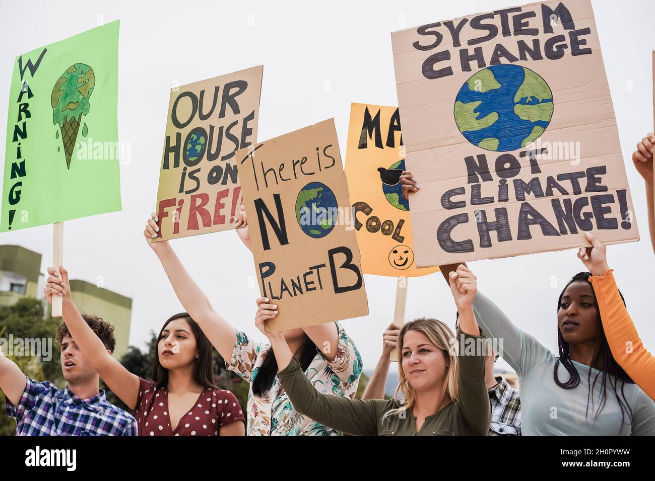 Junge Gruppe von Demonstranten, die aus verschiedenen Kulturen unterwegs sind und für den Klimawandel kämpfen – Fokus auf afrikanisches Mädchengesicht Stockfoto